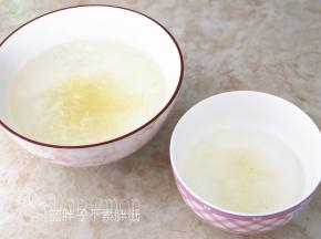 吉利丁片剪成大片，加入可食用冷水，放到冰箱冷藏泡软。