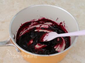 蓝莓清洗干净之后，加入柠檬汁，用料理机打成泥。倒入厚底的奶锅中，加入糖粉，开中火，将蓝莓酱煮沸。煮沸之后的蓝莓果酱转成小火，一边熬煮一边用刮刀不不断搅拌，直到果酱编成浓稠，刮刀划过锅底能留下清晰纹路即可。