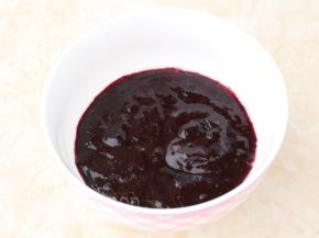 关火之后先晾晾一会，取出刚才冷藏泡发的2.5g吉利丁片，挤干水分之后加入到果酱中，利用余温让吉利丁片融化。搅拌均匀之后放在一旁备用。