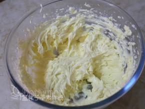 奶油奶酪室温软化到用刮刀能够轻易拨动的状态。加入糖粉，用打蛋器一档速度搅打顺滑。记得用刮刀把边缘不均匀的奶酪糊刮进去搅打。