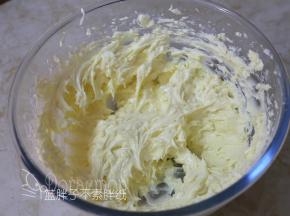 奶油奶酪室温软化到用刮刀能够轻易拨动的状态。加入糖粉，用打蛋器一档速度搅打顺滑。记得用刮刀把边缘不均匀的奶酪糊刮进去搅打。