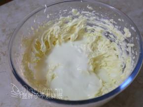 加入酸奶，一样用打蛋器一档的速度混匀。
