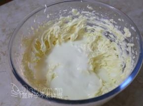 加入酸奶，一样用打蛋器一档的速度混匀。