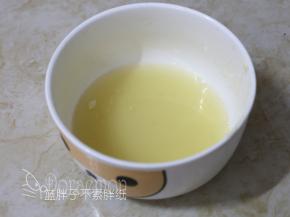 取出刚才冷藏泡发的吉利丁片，挤干水分之后隔水加热到融化。