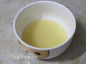 取出刚才冷藏泡发的吉利丁片，挤干水分之后隔水加热到融化。