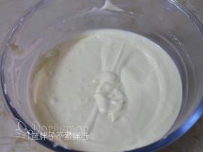 融化好的吉利丁液倒入奶酪糊中，翻拌均匀即可。