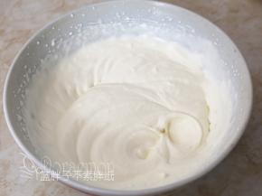 淡奶油用电动打蛋器一档速度打发到变浓稠，刚出现纹路即可，大约6分发。