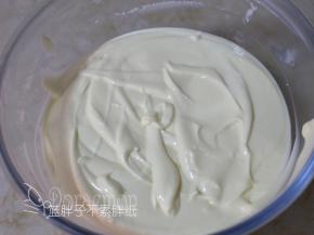 打发好的淡奶油加入奶酪中，用手动打蛋器翻拌均匀。