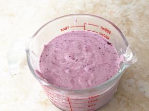 接着将芝士糊分成两份，每份大约300g。其中一份加入做好的蓝莓果酱，用打蛋器翻拌均匀即可。