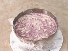 用竹签在芝士糊表面随意画画，形成花纹。