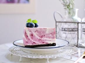 送入冰箱冷藏4小时以上，脱模的时候小心地撕掉底部的保鲜膜，之后平放在盘子上。用吹风机沿着模具吹上几圈，轻轻地提起模具，这样就能轻轻松松地脱模啦。