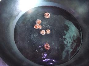 锅内放适量水，水开后先放入话梅，把话梅味道煮出来