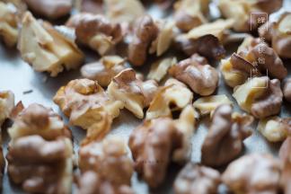 烤至表皮变色，散发好核桃的香味