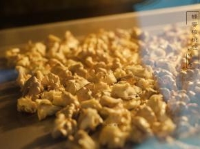 放进150度预热好的烤箱烘烤