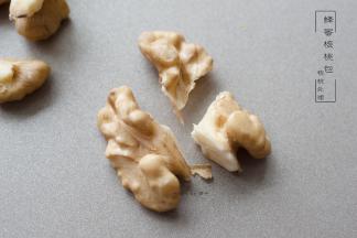 提前一天将核桃剥开，掰成自己喜欢的大小