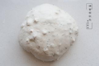 翻面完成的面团继续发至两倍大，手指沾粉在面团上戳个洞，洞口基本不回缩即可