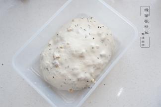 整理成团后，在28度环境下发酵半个小时，进行一次翻面