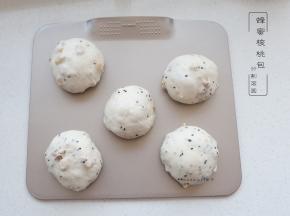 将面团分成10份，放学厨小无边烤盘上，放密闲空间静置20分钟左右