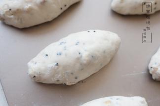 将面团整理成橄榄形