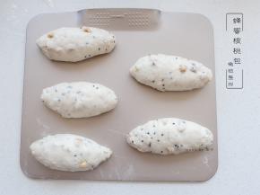 放在学厨小无边烤盘上，注意保持面团间的间隙