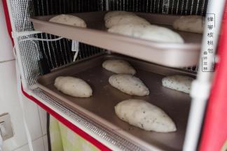 将整好形的成团放至于35度的环境下，发酵至两倍大