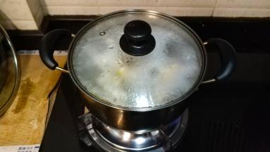 盖上盖子大火烧开，水烧开后立刻关火，利用水的余温将鸡腿焖熟（大概1.5小时）