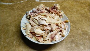 取出鸡腿，略有余温时撕成条状