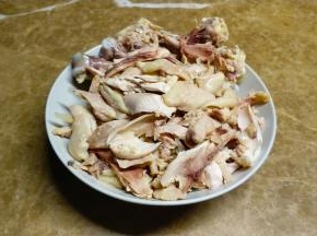 取出鸡腿，略有余温时撕成条状