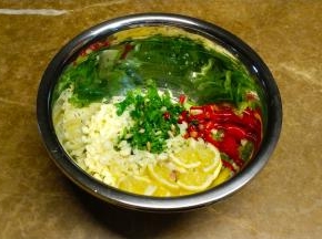 全部切碎放入盆中