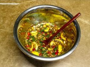 加入料酒、糖、鱼露、盐拌均匀