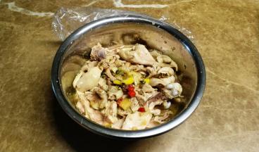 将撕好的鸡腿肉放入调料盆里拌均匀，放入冰箱浸泡十分钟（想更入味时间加长）