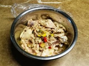 将撕好的鸡腿肉放入调料盆里拌均匀，放入冰箱浸泡十分钟（想更入味时间加长）