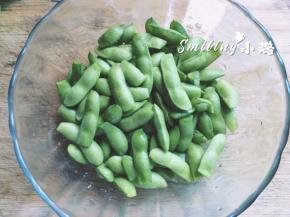 毛豆角用清水冲洗，再用盐搓掉表面的毛，用剪刀剪掉两头，方便入味