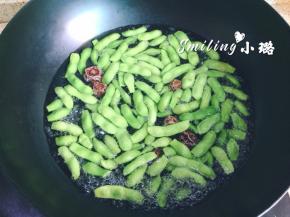 然后下毛豆角中小火煮15分钟