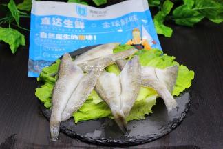 南极冰鱼柳，拆开包装袋，在室温下解冻，千万别高温解冻，会影响肉质口感，同时失去营养成分。