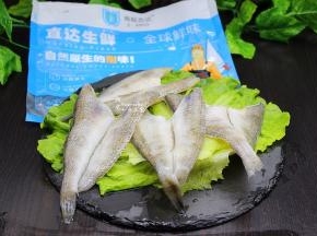 南极冰鱼柳，拆开包装袋，在室温下解冻，千万别高温解冻，会影响肉质口感，同时失去营养成分。