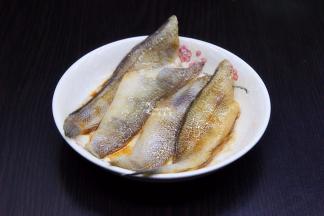 洗净切好的鱼块，放盐、盐、橄榄油、生姜、生抽、鱼露拌均腌制。选择橄榄油更健康，味醇香，更易吸收。加点鱼露可以去腥，提鲜，烤出鱼鲜嫩多汁。