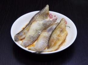 洗净切好的鱼块，放盐、盐、橄榄油、生姜、生抽、鱼露拌均腌制。选择橄榄油更健康，味醇香，更易吸收。加点鱼露可以去腥，提鲜，烤出鱼鲜嫩多汁。