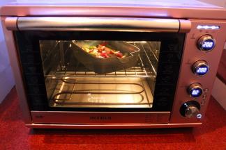 烤箱预热，上下烤、中层，200度，20分钟。烤至15分钟的时候，取出，撒上孜然粉，味道更香