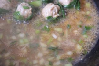 倒入锅中，熬煮粘稠