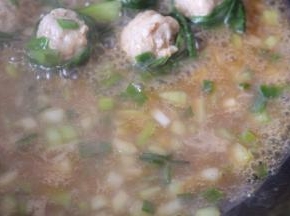 倒入锅中，熬煮粘稠