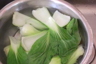 将摘好的油菜放在热水中烫软