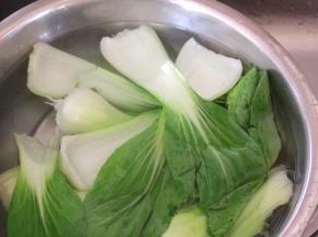 将摘好的油菜放在热水中烫软