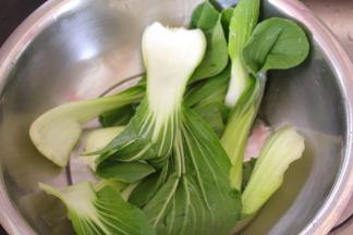 油菜摘好，清水清洗干净