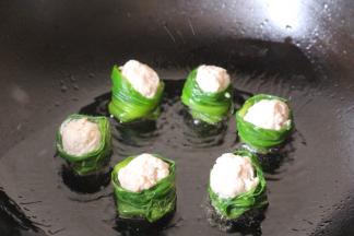 放入肉丸煎至1分钟