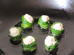 放入肉丸煎至1分钟