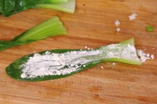 油菜上面撒少许淀粉