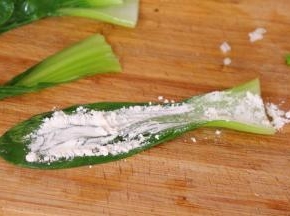 油菜上面撒少许淀粉