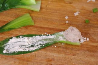 肉丸放上，然后卷起