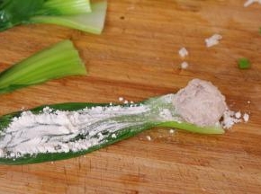 肉丸放上，然后卷起